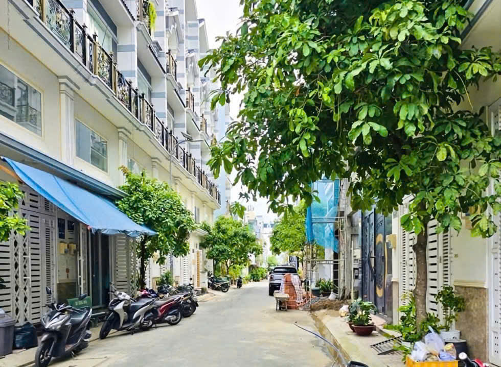 Nhà trong hẻm khó bán - Ảnh 1.