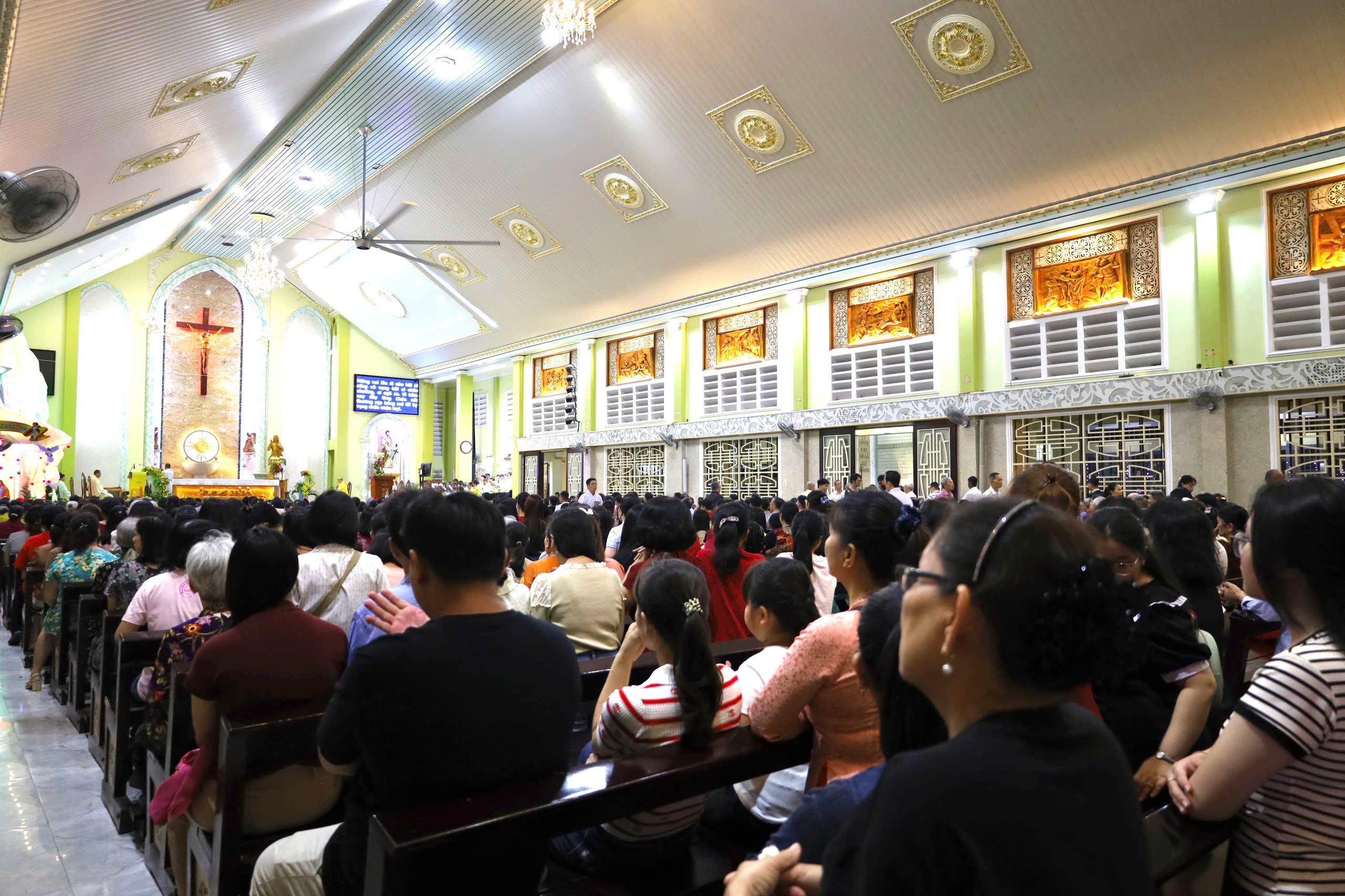 Kh&ocirc;ng kh&iacute; Gi&aacute;ng sinh rộn r&agrave;ng với tuyết rơi nh&acirc;n tạo tại TPHCM - Ảnh 14.