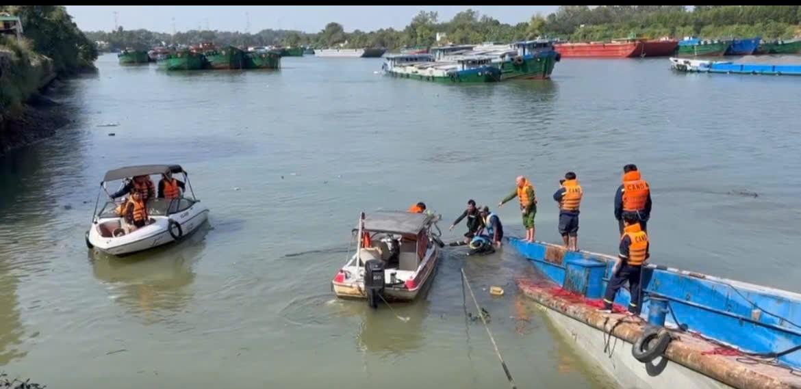 Ch&igrave;m t&agrave;u chở đ&aacute; tr&ecirc;n s&ocirc;ng Đồng Nai, 1 người tử vong - Ảnh 1.