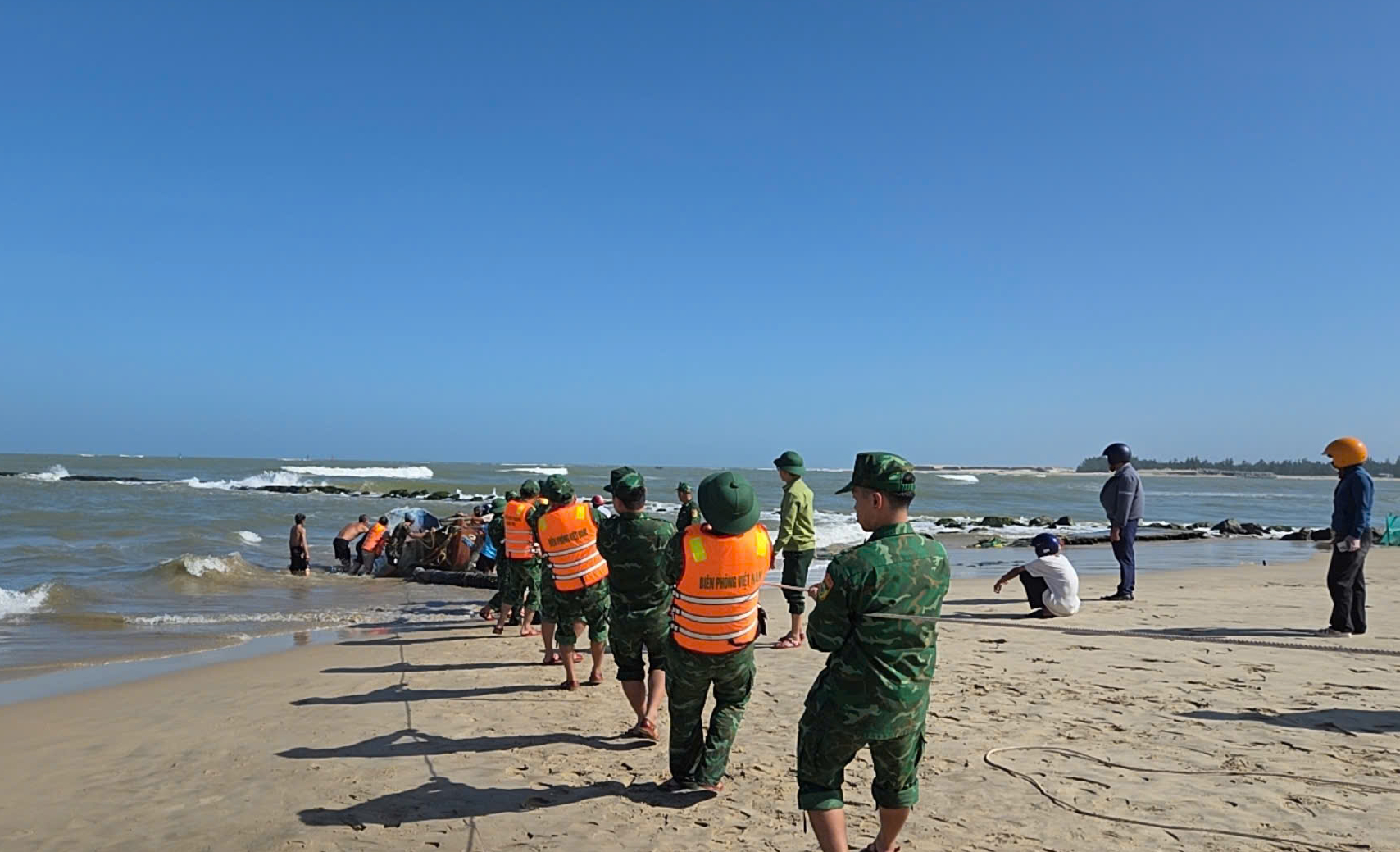 T&agrave;u chở h&agrave;ng v&agrave; ghe đ&aacute;nh c&aacute; gặp sự cố nghi&ecirc;m trọng ở Cửa Việt - Ảnh 2.
