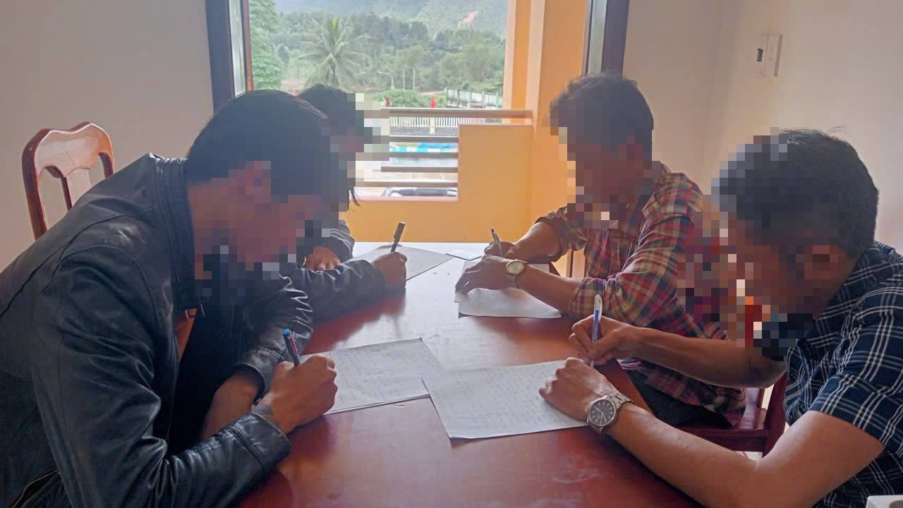 Gi&aacute; v&agrave;ng tăng cao , người d&acirc;n Đ&agrave; Nẵng t&igrave;m vận may trong rừng - Ảnh 1.