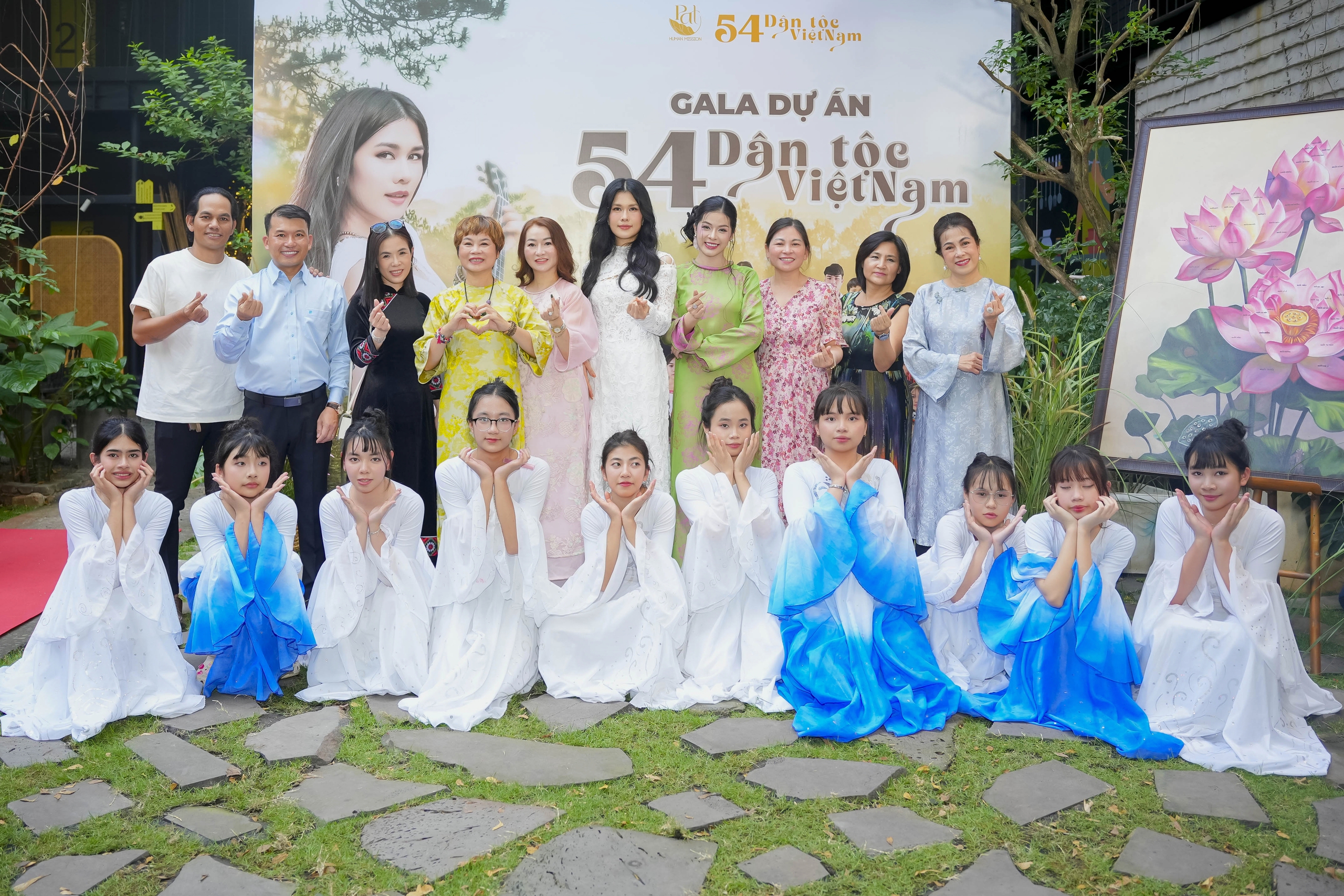 Ph&uacute;c Anh đấu gi&aacute; bức tranh "Hoa sen 54 d&acirc;n tộc Việt Nam" vừa được x&aacute;c lập kỷ lục!  - Ảnh 3.