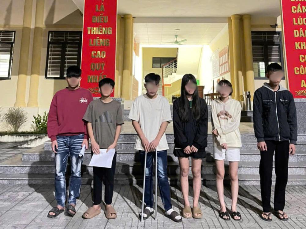 Kịp thời ngăn chặn nhóm học sinh lớp 11 mang theo hung khí hẹn nhau giải quyết mâu thuẫn - Ảnh 1.