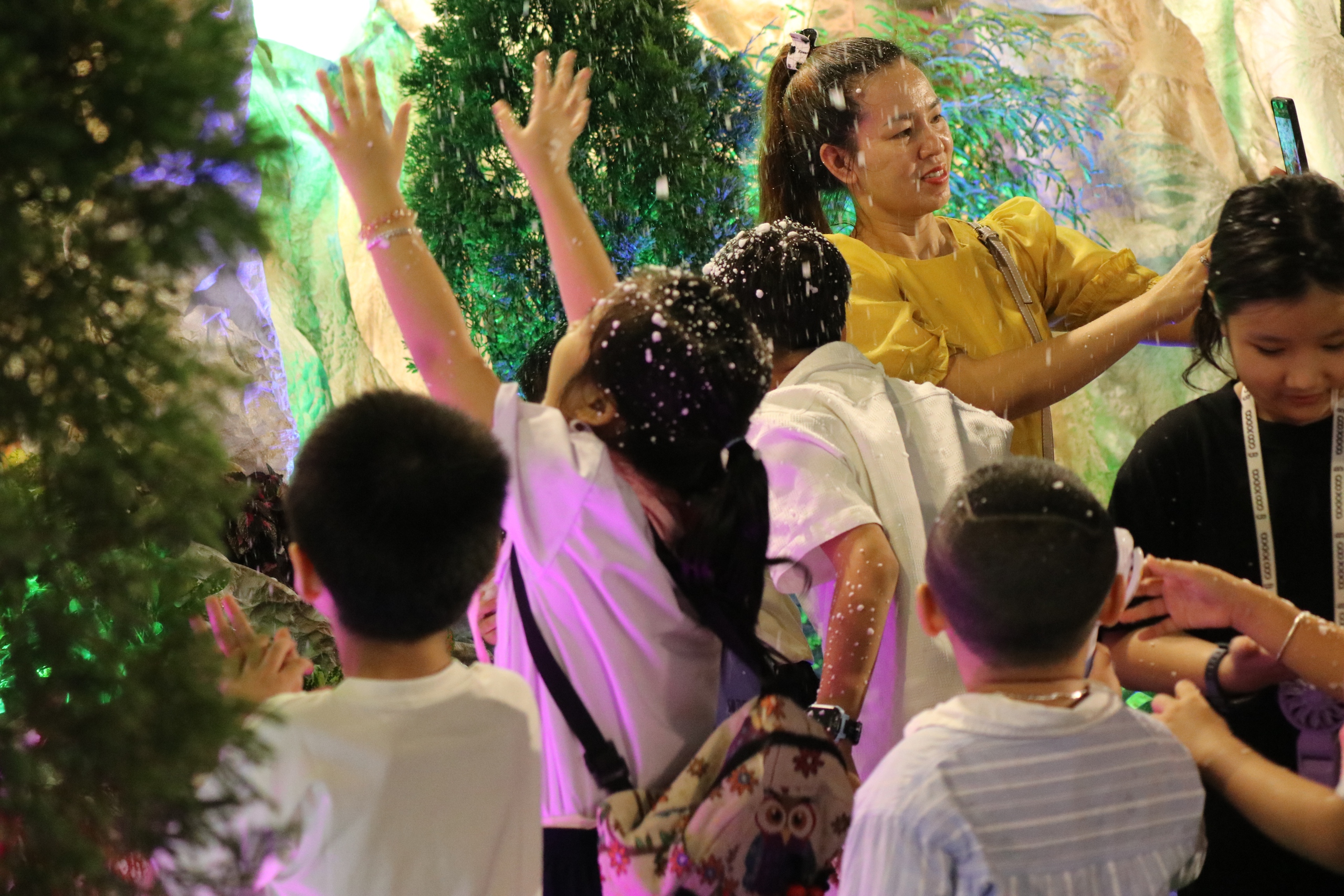 Kh&ocirc;ng kh&iacute; Gi&aacute;ng sinh rộn r&agrave;ng với tuyết rơi nh&acirc;n tạo tại TPHCM - Ảnh 3.