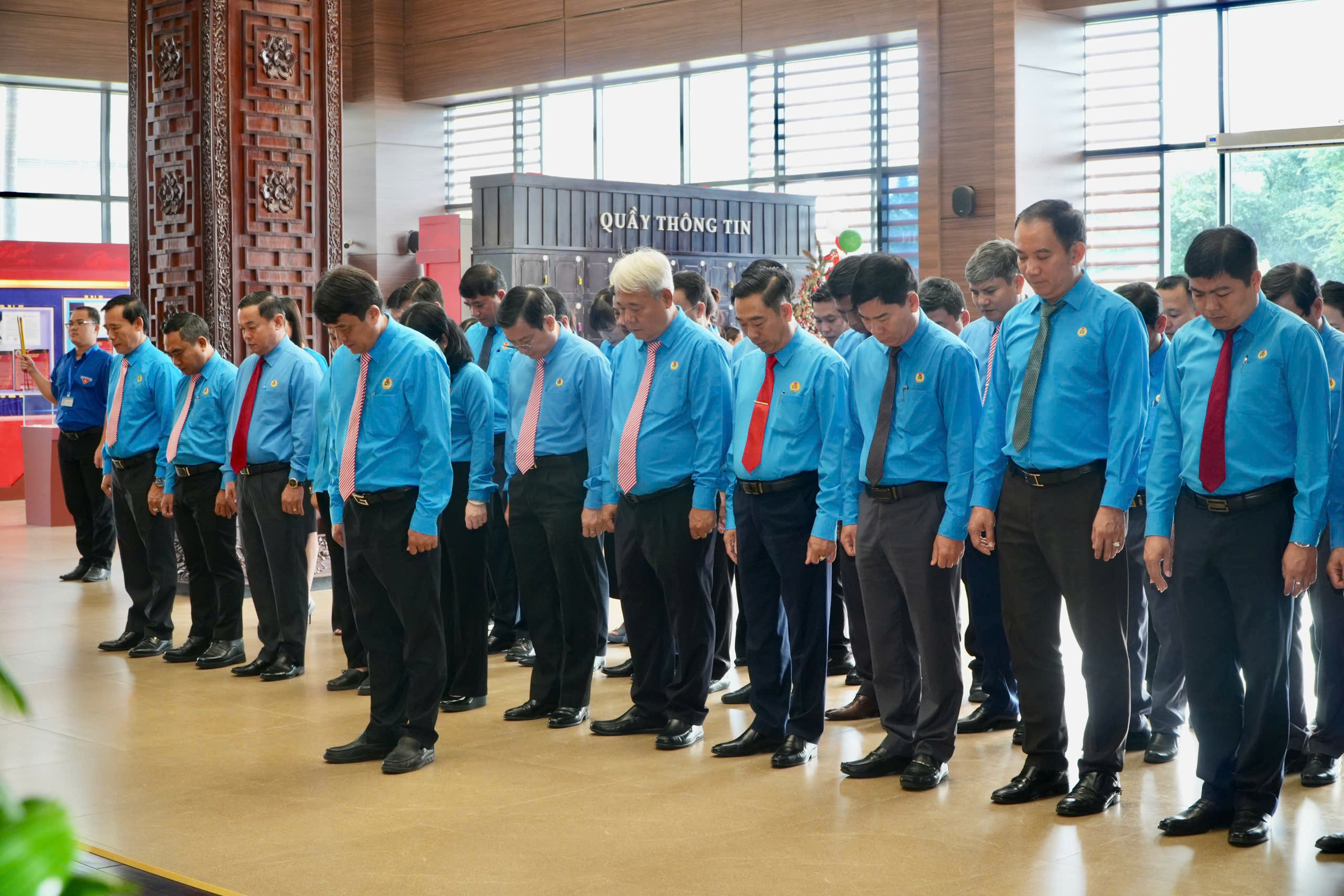 C&aacute;n bộ C&ocirc;ng đo&agrave;n, CNVC-LĐ TPHCM d&acirc;ng hương, d&acirc;ng hoa tưởng nhớ B&aacute;c Hồ, B&aacute;c T&ocirc;n - Ảnh 4.
