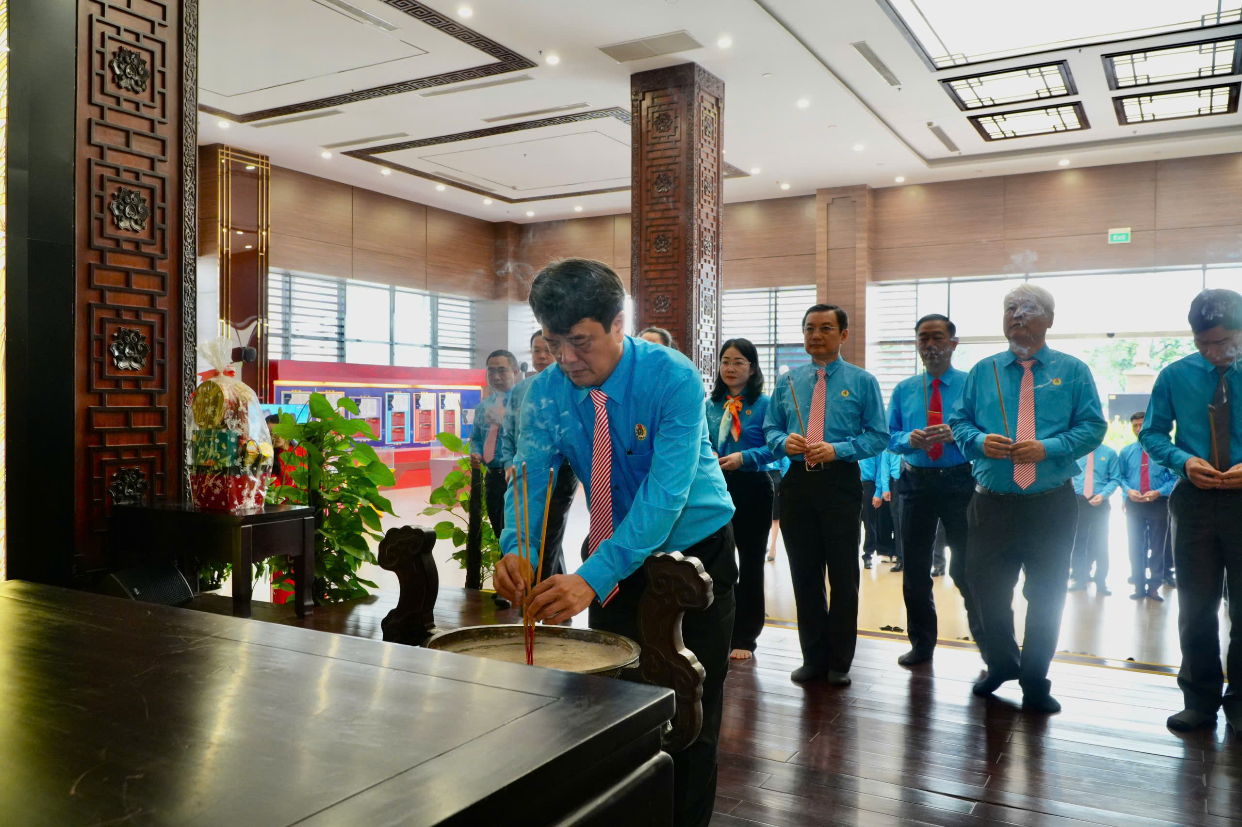 C&aacute;n bộ C&ocirc;ng đo&agrave;n, CNVC-LĐ TPHCM d&acirc;ng hương, d&acirc;ng hoa tưởng nhớ B&aacute;c Hồ, B&aacute;c T&ocirc;n - Ảnh 8.