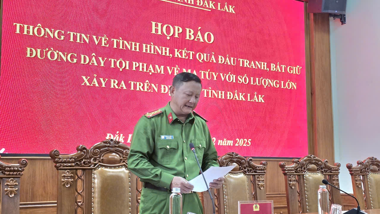 Triệt ph&aacute; đường d&acirc;y ma t&uacute;y Đắk Lắk với 2 m&aacute;y x&uacute;c v&agrave; h&agrave;ng trăm kg chất cấm - Ảnh 2.