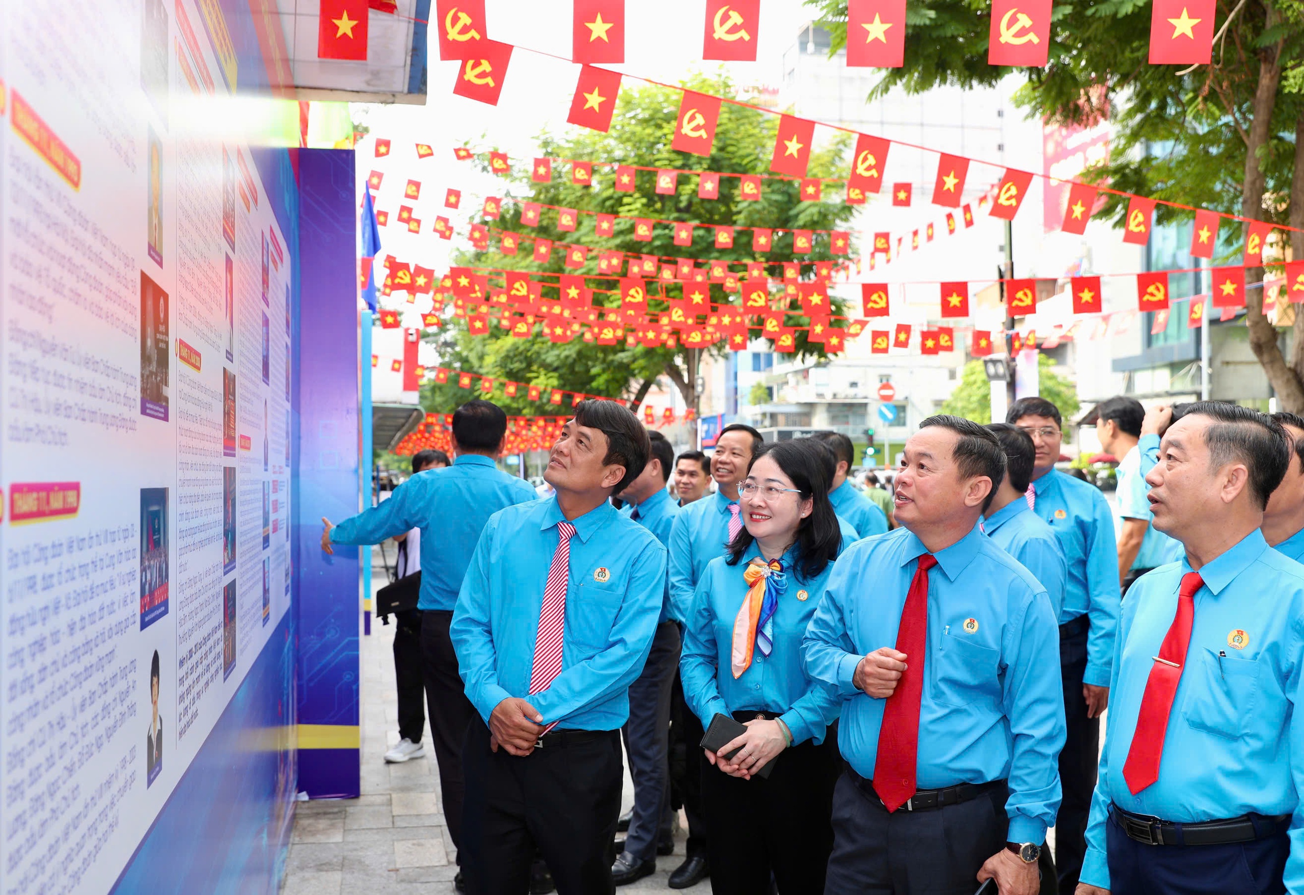 Khai mạc triển lãm ảnh "Công đoàn TPHCM - Niềm tin của người lao động" - Ảnh 1.