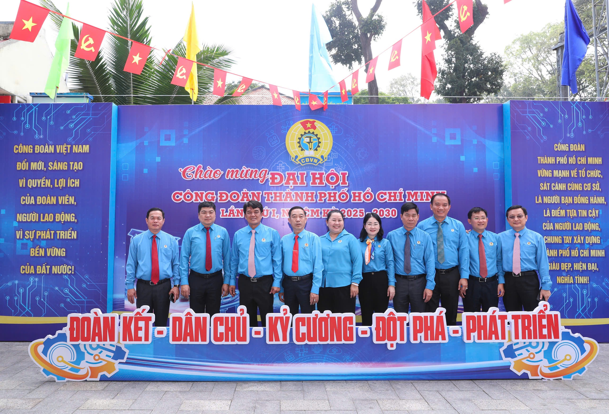 Khai mạc triển lãm ảnh "Công đoàn TPHCM - Niềm tin của người lao động" - Ảnh 2.