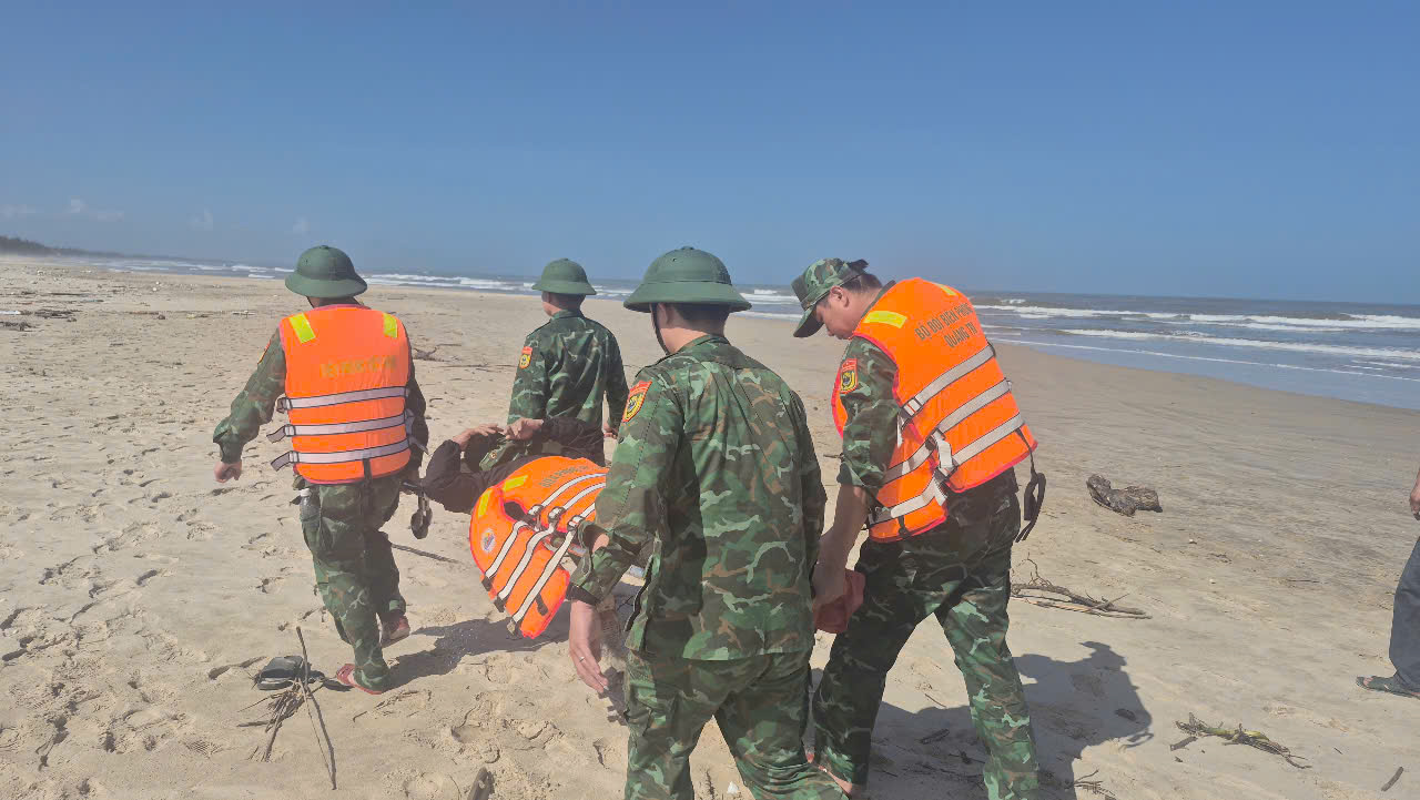 T&agrave;u chở h&agrave;ng v&agrave; ghe đ&aacute;nh c&aacute; gặp sự cố nghi&ecirc;m trọng ở Cửa Việt - Ảnh 1.