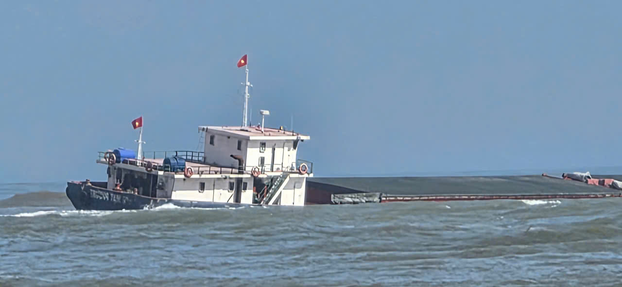 T&agrave;u chở h&agrave;ng v&agrave; ghe đ&aacute;nh c&aacute; gặp sự cố nghi&ecirc;m trọng ở Cửa Việt - Ảnh 4.