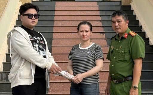 Nhặt được nhiều vàng và tiền, thanh niên tức tốc chạy đến công an trình báo