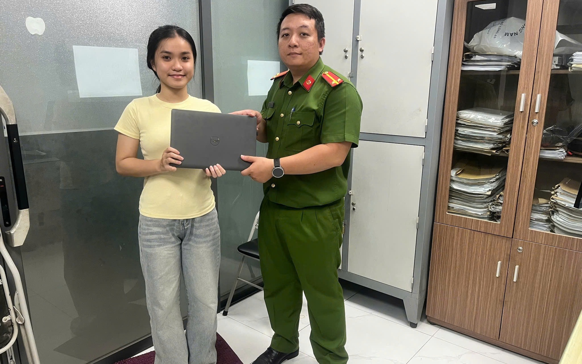 Ngồi học ở quán cà phê, cô gái 18 tuổi bị trộm máy tính xách tay