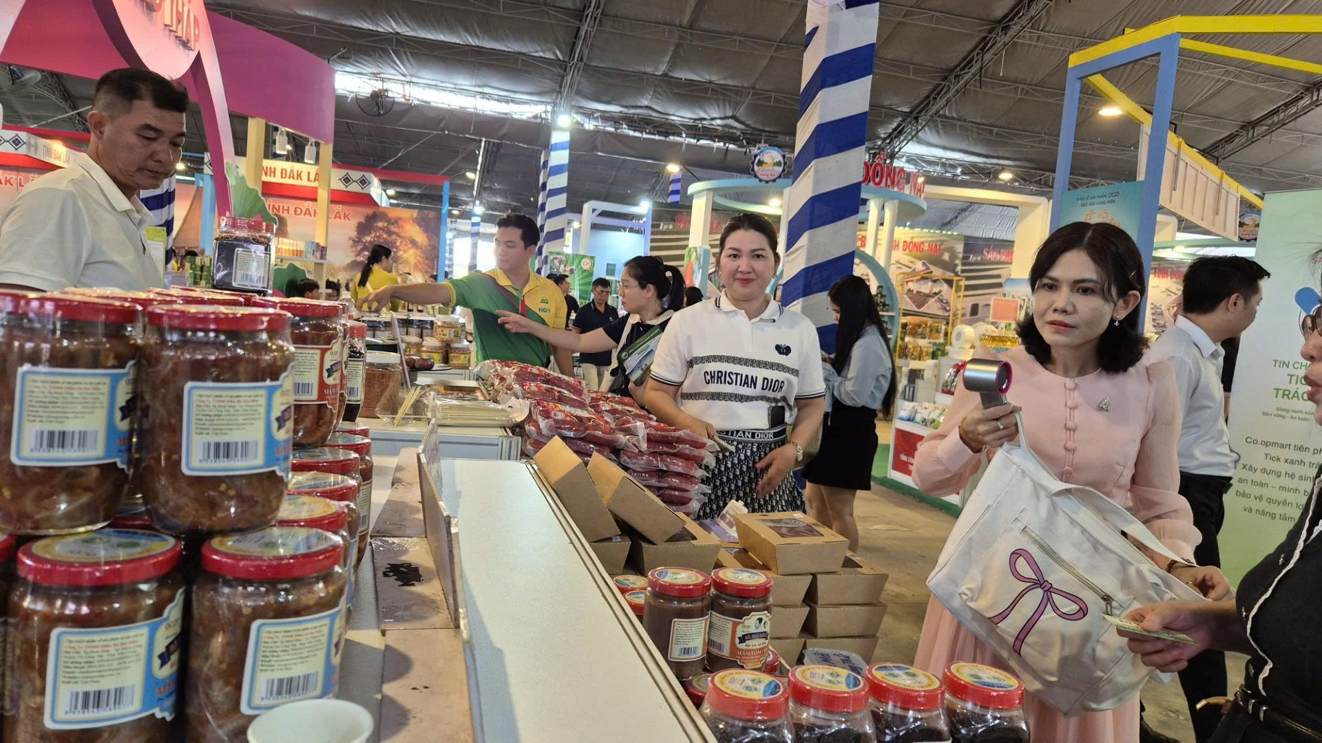 Mua sắm Tết 2026: H&agrave;ng h&oacute;a phong ph&uacute; , gi&aacute; cả hợp l&yacute; - Ảnh 4.