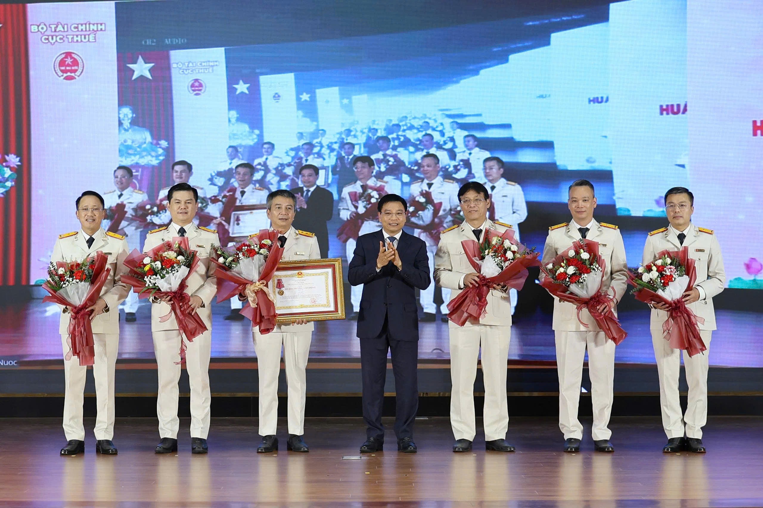 Hơn 18,3 ng&agrave;n hộ kinh doanh bỏ thuế kho&aacute;n, tự nguyện chuyển sang phương ph&aacute;p k&ecirc; khai - Ảnh 2.
