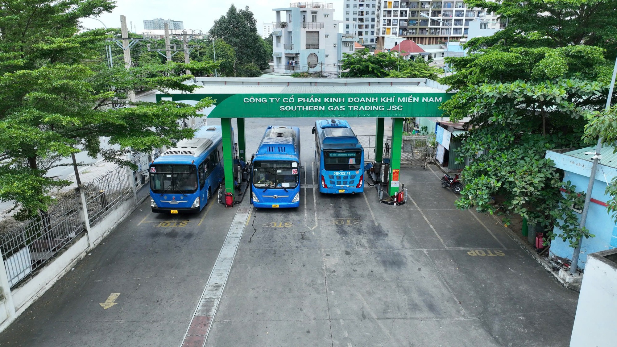 Trung t&acirc;m Quản l&yacute; giao th&ocirc;ng c&ocirc;ng cộng TPHCM n&oacute;i r&otilde; chuyện thiếu kh&iacute; cho xe bu&yacute;t - Ảnh 1.