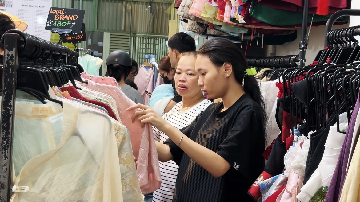 Thu nhập khủng từ cho thu&ecirc; &aacute;o d&agrave;i chụp ảnh Tết tại TP HCM - Ảnh 2.
