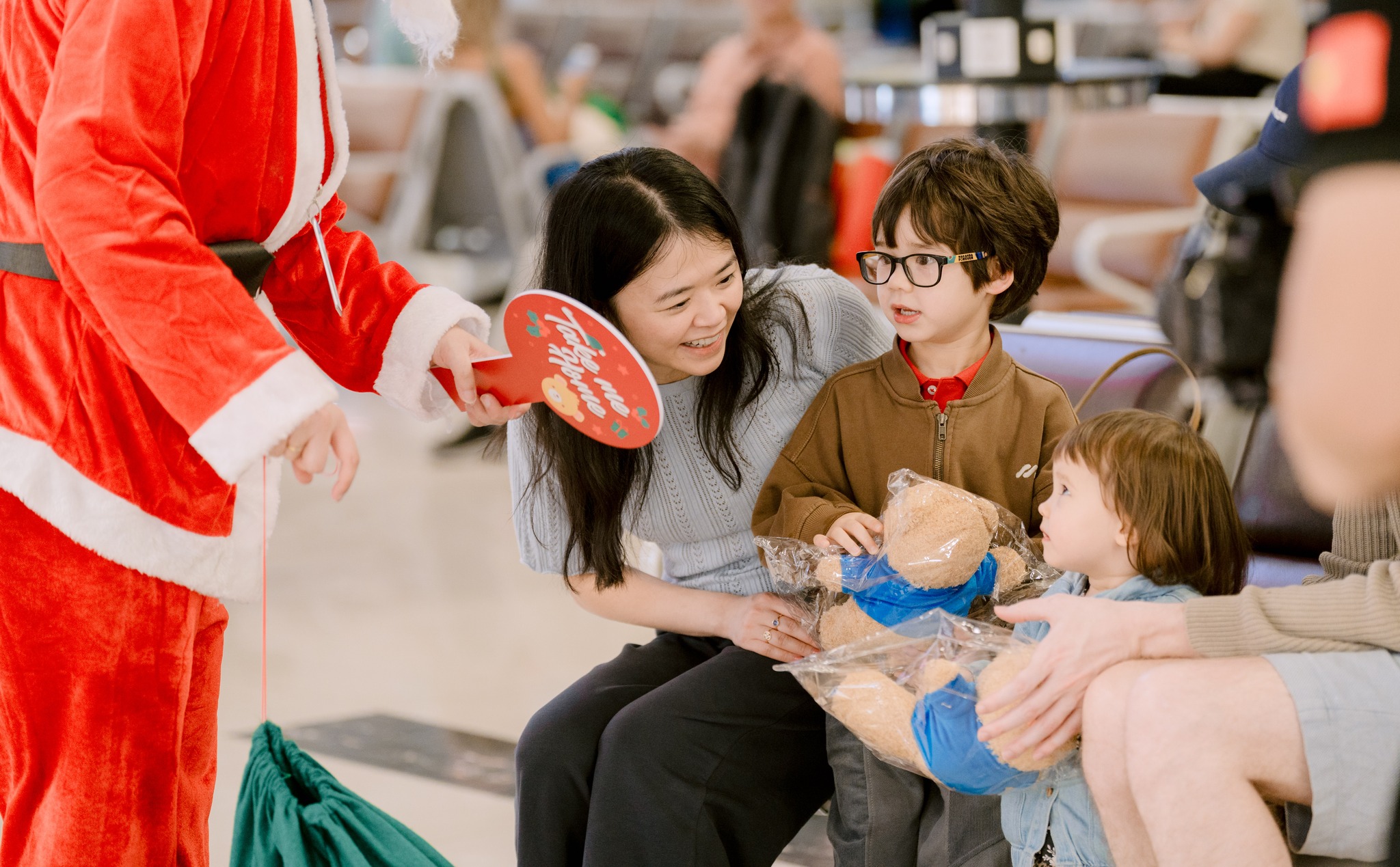 Những kiện hàng đặc biệt xuất hiện trên băng chuyền hành lý ở Nội Bài vào Giáng sinh - Ảnh 3.