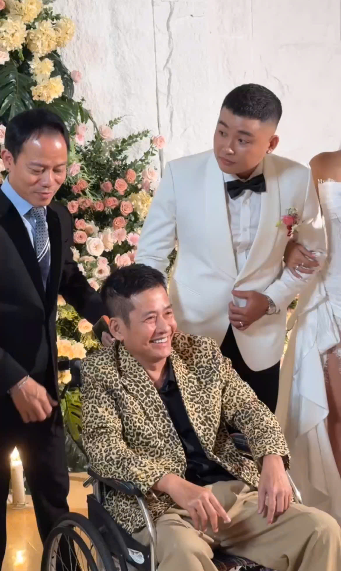 Nghệ sĩ h&agrave;i Tấn Beo x&uacute;c động rơi nước mắt trong ng&agrave;y cưới con trai - Ảnh 3.