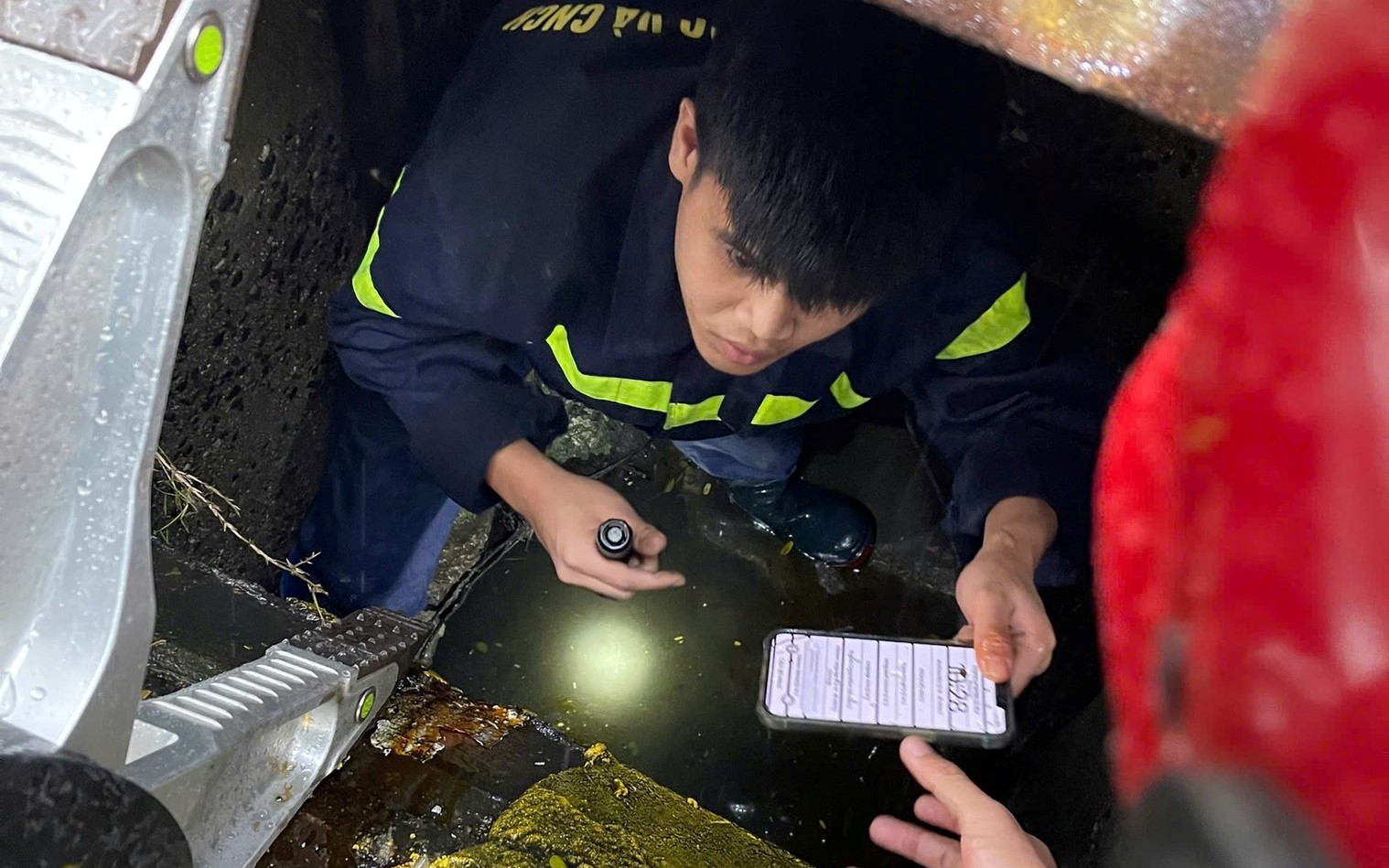 Xúc động hình ảnh Công an Đà Nẵng chui xuống cống, tìm điện thoại cho du khách