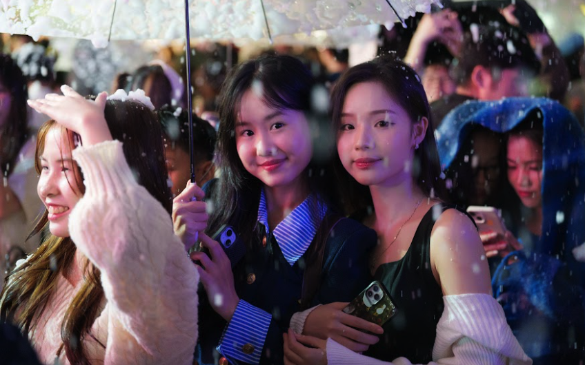 Sinh viên Trường ĐH Thăng Long trải nghiệm “mưa tuyết” trong đêm Giáng sinh