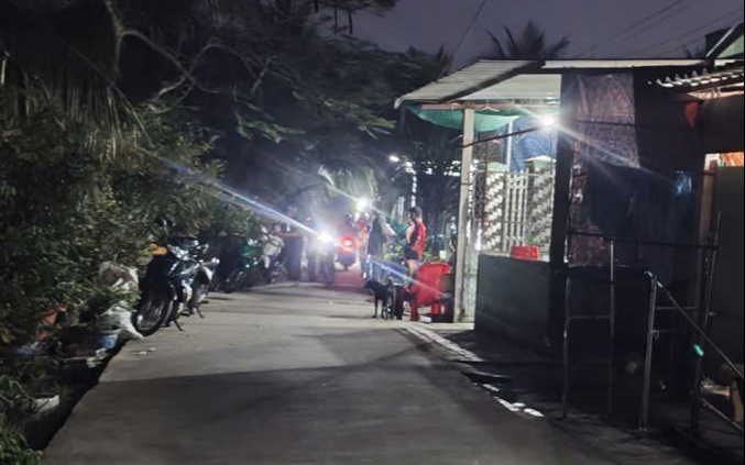 Người đàn ông tử vong trước sân nhà, trên lưng còn mang bình xịt thuốc sâu