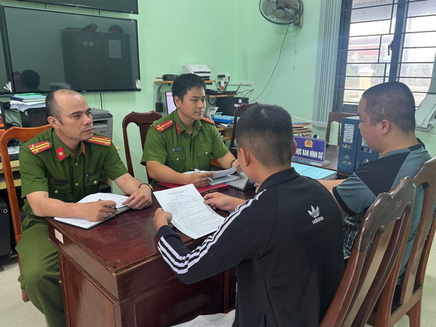 Gia Lai tiếp nhận 2 công dân thoát khỏi ổ lừa đảo trực tuyến ở Campuchia - Ảnh 1.