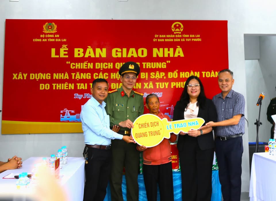 Cận cảnh Công an Gia Lai bàn giao 4 căn nhà thuộc “Chiến dịch Quang Trung” - Ảnh 3.