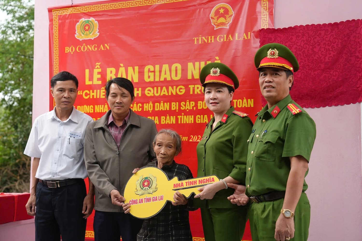Cận cảnh Công an Gia Lai bàn giao 4 căn nhà thuộc “Chiến dịch Quang Trung” - Ảnh 7.