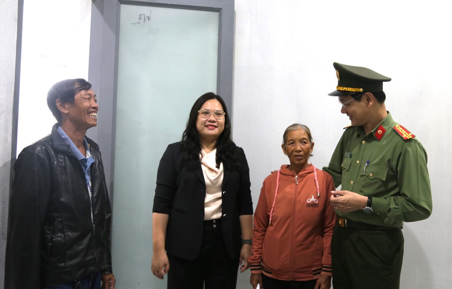 Cận cảnh Công an Gia Lai bàn giao 4 căn nhà thuộc “Chiến dịch Quang Trung” - Ảnh 10.