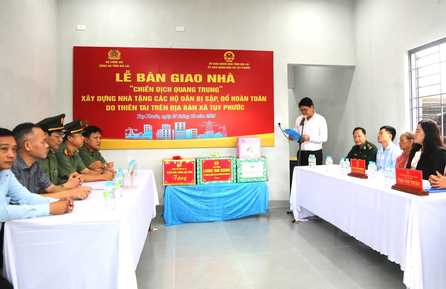 Cận cảnh Công an Gia Lai bàn giao 4 căn nhà thuộc “Chiến dịch Quang Trung” - Ảnh 11.