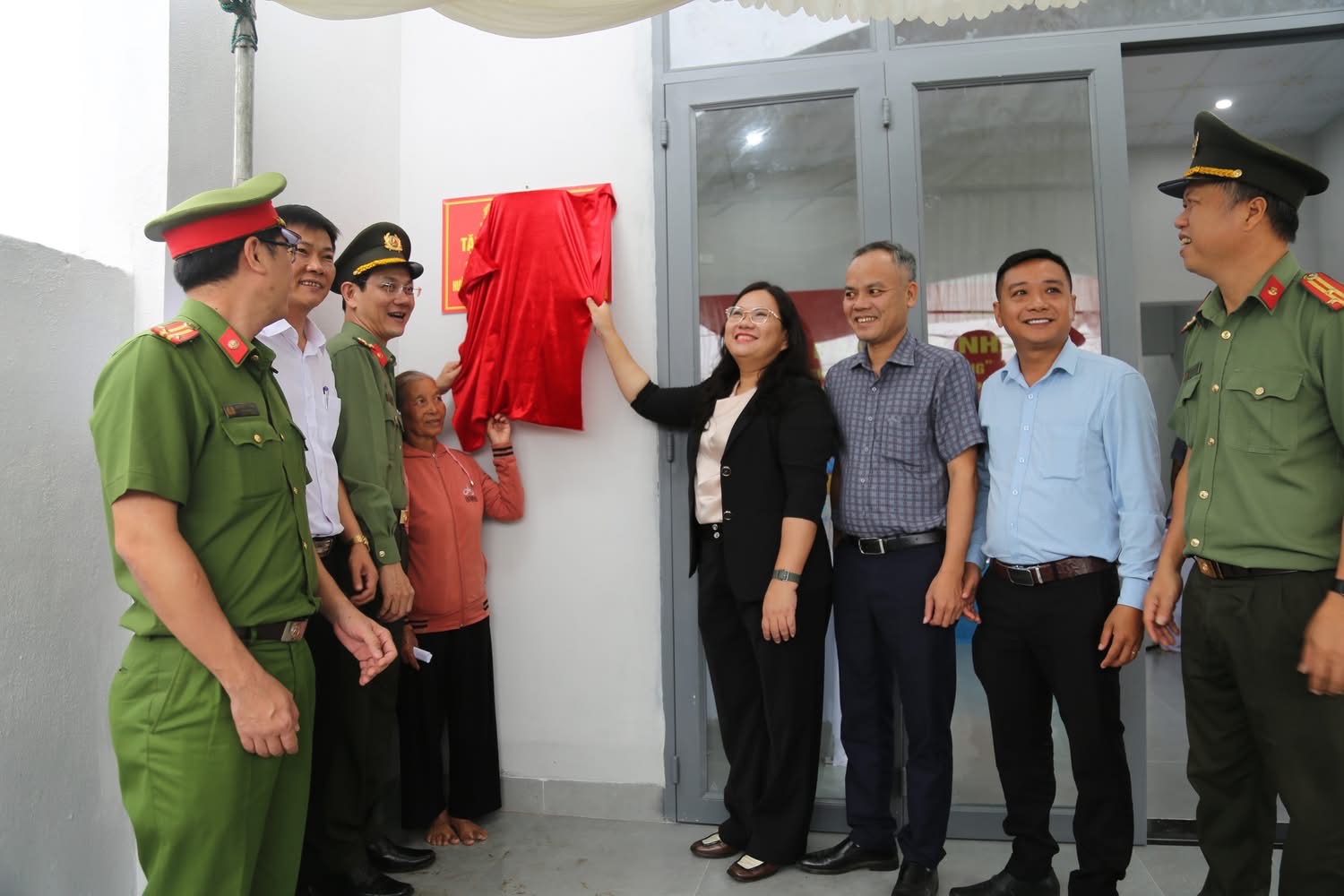 Cận cảnh Công an Gia Lai bàn giao 4 căn nhà thuộc “Chiến dịch Quang Trung” - Ảnh 13.