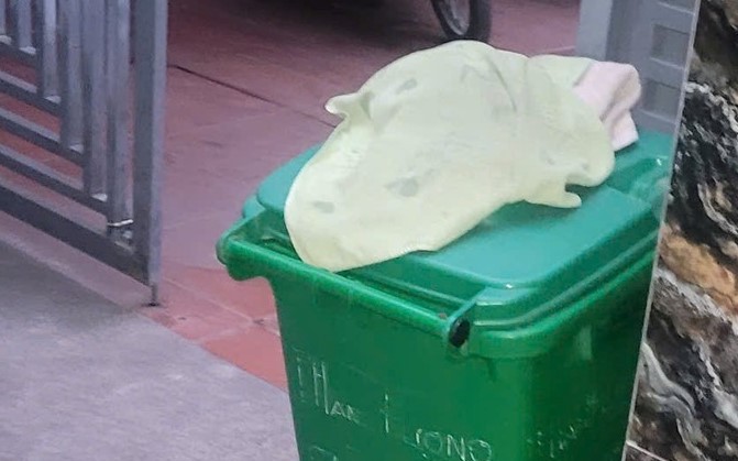 Phát hiện trẻ sơ sinh tử vong trong thùng rác trước cổng nhà
