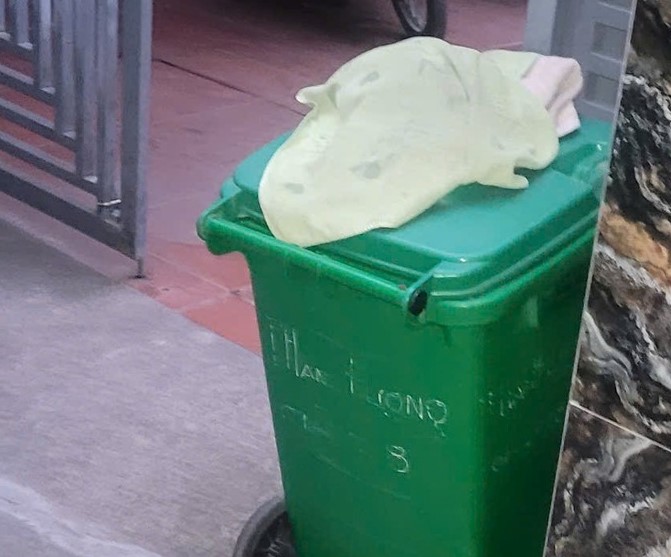 Ph&aacute;t hiện ch&aacute;u b&eacute; sơ sinh tử vong trong th&ugrave;ng r&aacute;c trước cổng nh&agrave; - Ảnh 1.