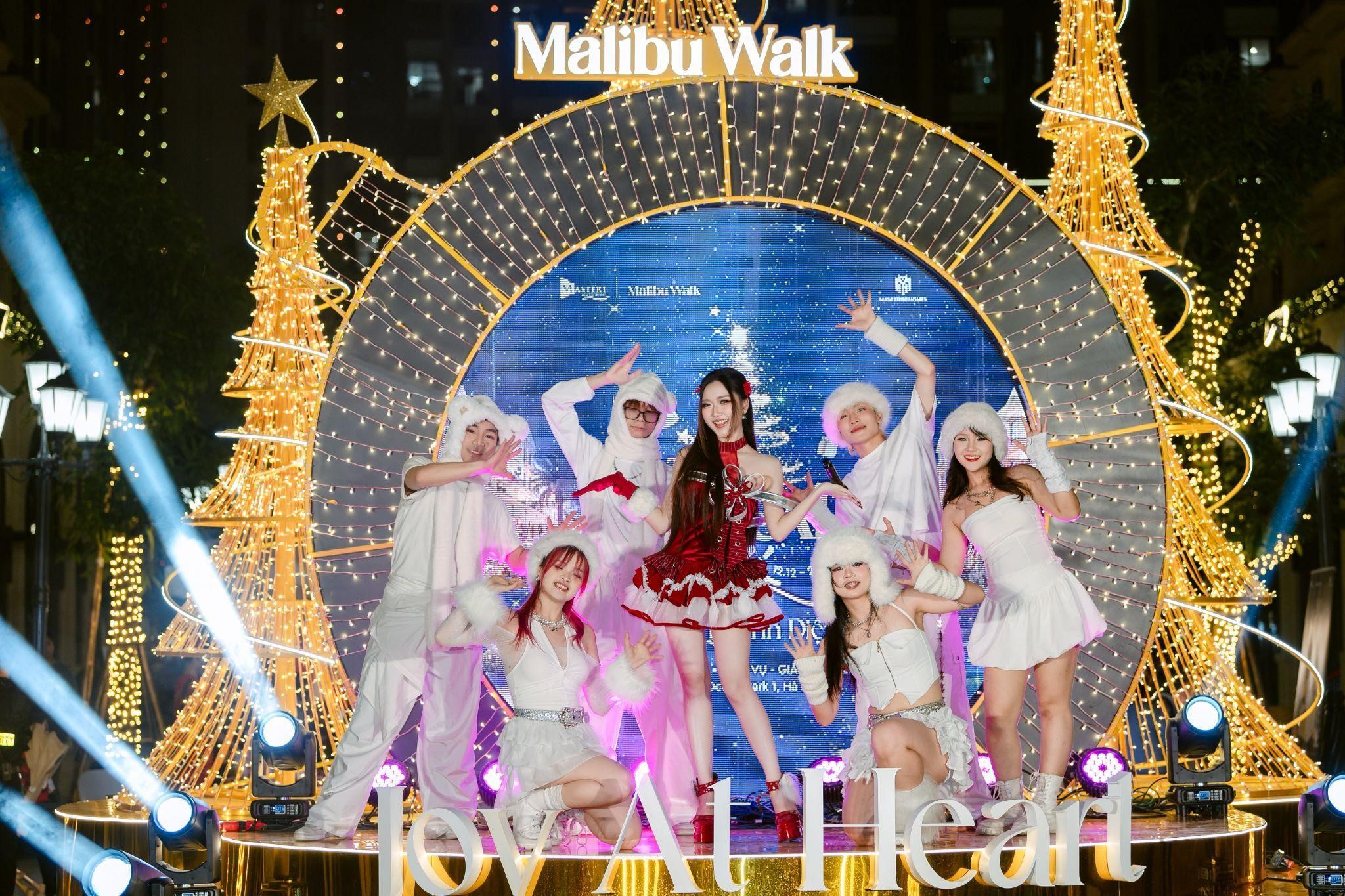H&agrave;ng ng&agrave;n du kh&aacute;ch h&ograve;a m&igrave;nh v&agrave;o kh&ocirc;ng kh&iacute; Gi&aacute;ng Sinh tại Malibu Walk  - Ảnh 2.
