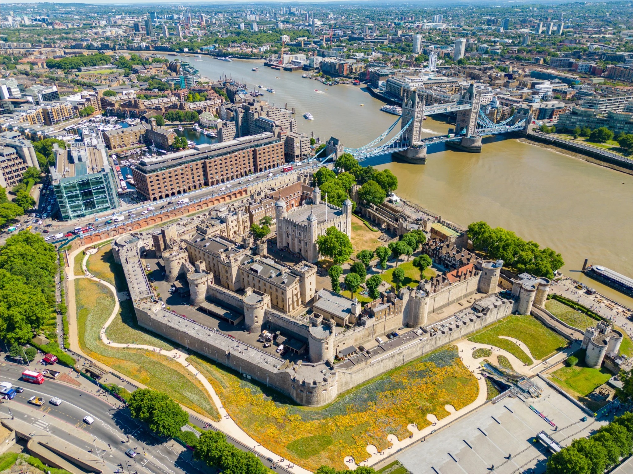 Phát hiện 20 bộ hài cốt bí ẩn trong Tháp London - Ảnh 1.