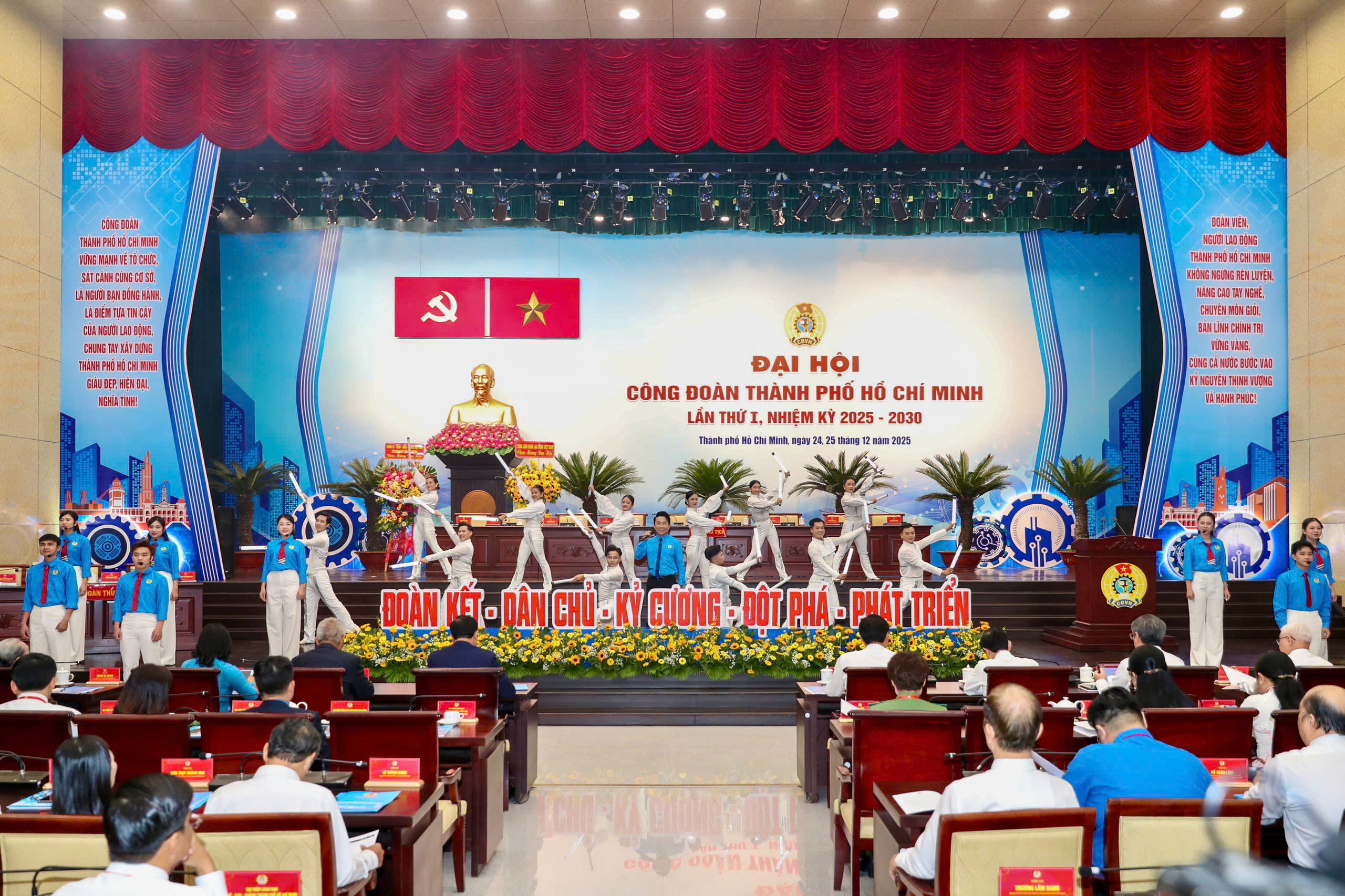 Ph&oacute; B&iacute; thư Thường trực Th&agrave;nh ủy TPHCM L&ecirc; Quốc Phong dự, chỉ đạo Đại hội C&ocirc;ng đo&agrave;n TP HCM - Ảnh 1.