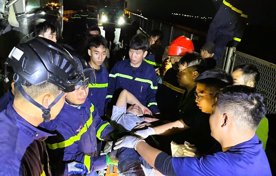 Cảnh s&aacute;t 2 tỉnh hiệp đồng giải cứu 2 người mắc kẹt sau tai nạn tr&ecirc;n cao tốc - Ảnh 2.