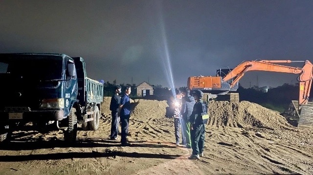 Hơn 100 cảnh sát đột kích rạng sáng, triệt phá 2 bãi cát lậu, tạm giữ 39 người - Ảnh 1.