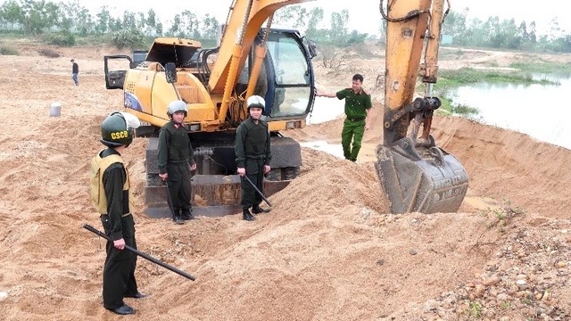 Hơn 100 cảnh sát đột kích rạng sáng, triệt phá 2 bãi cát lậu, tạm giữ 39 người - Ảnh 3.
