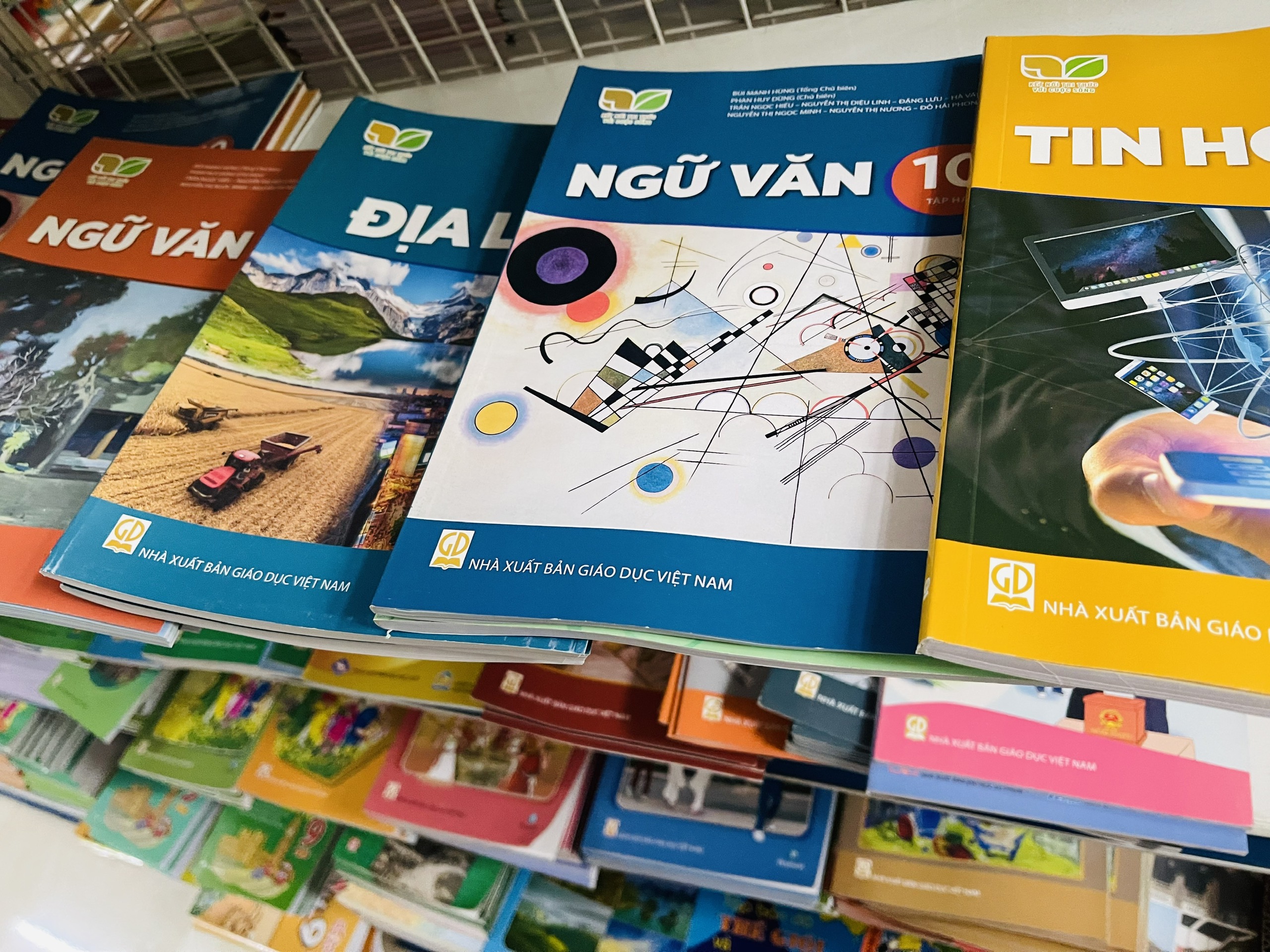Chọn bộ SGK "Kết nối tri thức với cuộc sống" để sử dụng thống nhất toàn quốc - Ảnh 1.