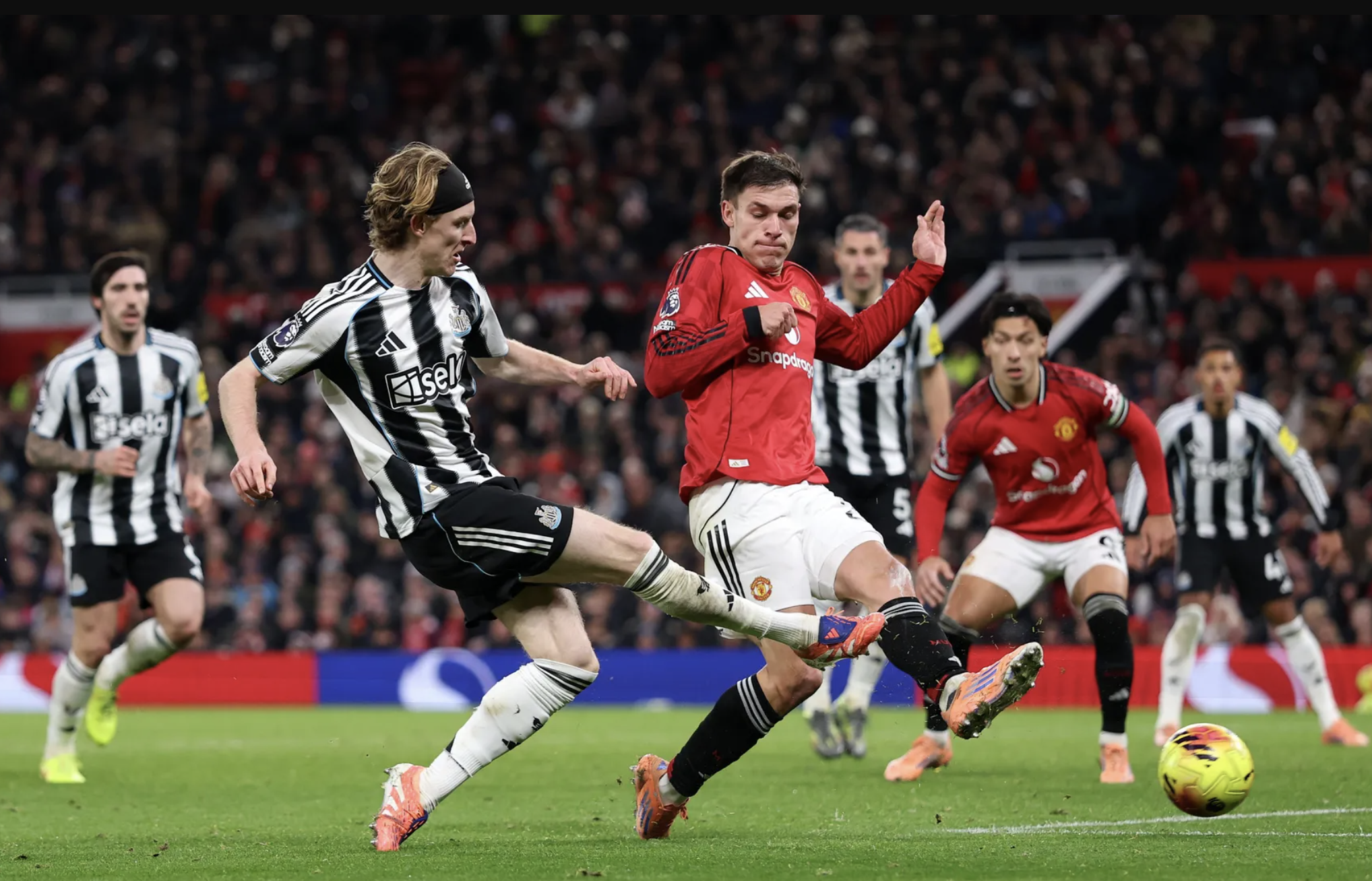 Si&ecirc;u phẩm "Boxing Day" của Dorgu gi&uacute;p Man United đ&aacute;nh bại Newcastle - Ảnh 1.