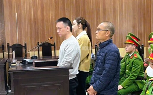 Hình ảnh vợ chồng trùm giang hồ Vi "ngộ" hầu tòa sáng 26-12