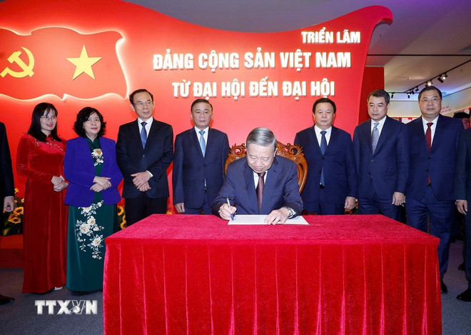 Triển l&atilde;m Đảng Cộng sản Việt Nam: Từ Đại hội đến Đại hội khai mạc tại H&agrave; Nội - Ảnh 2.