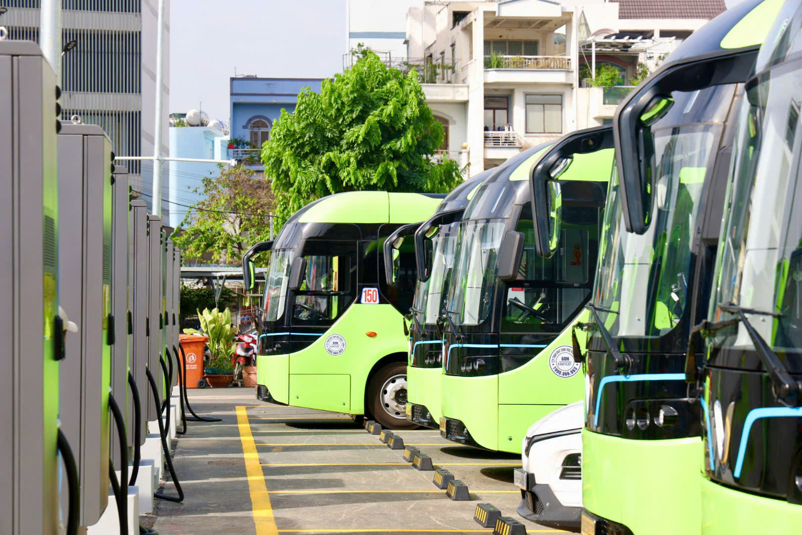 58 xe buýt điện mới xuất hiện trên đường phố TP HCM - Ảnh 8.
