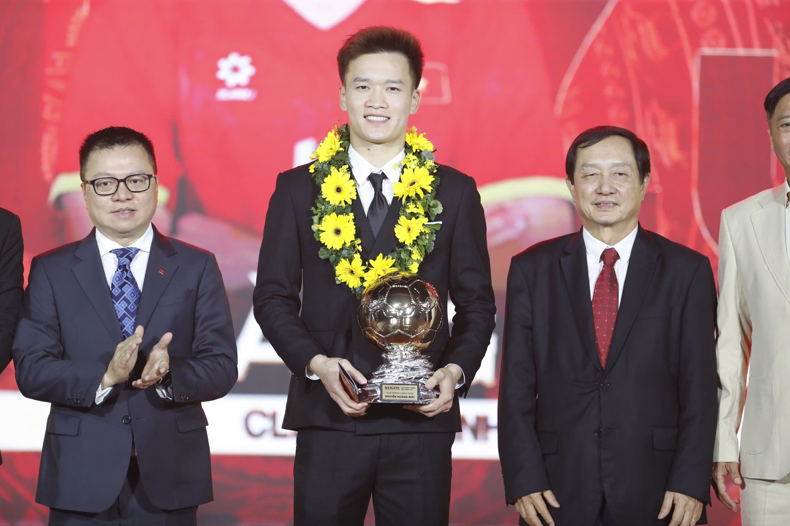 Hoàng Đức đoạt cú đúp danh hiệu ở Giải thưởng QBV Việt Nam 2025 - Ảnh 2.