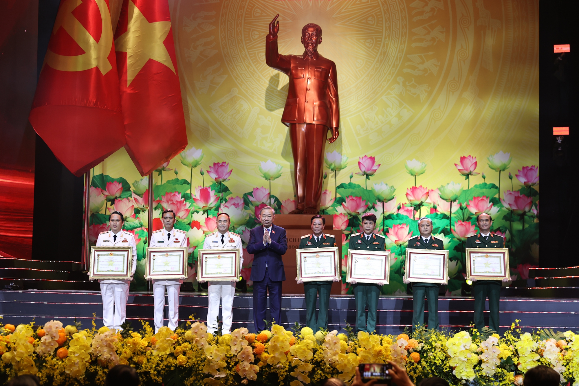 Vinh danh 17 tập thể v&agrave; c&aacute; nh&acirc;n Anh h&ugrave;ng tại Đại hội thi đua y&ecirc;u nước lần thứ XI - Ảnh 1.