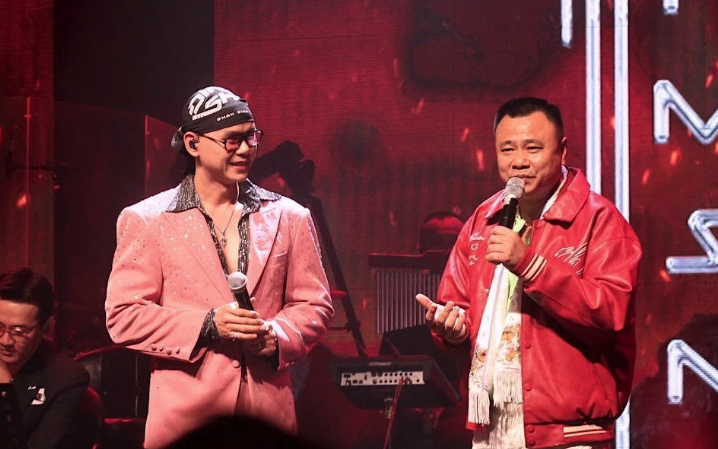 Phan Đinh Tùng tặng NSND Tự Long nhẫn kim cương