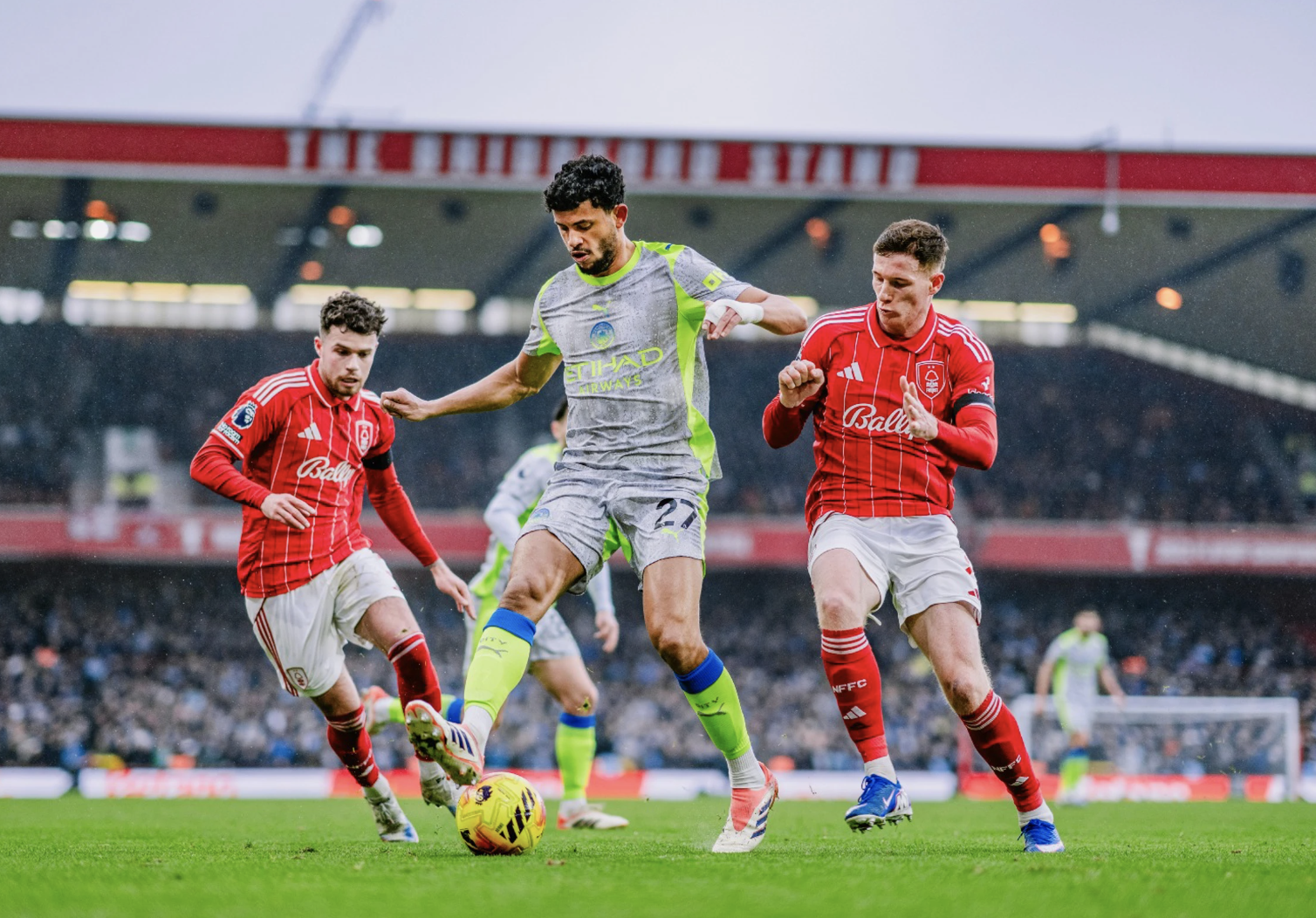 "Vua kiến tạo" Cherki hạ gục Nottingham Forest, Man City soán ngôi đầu Ngoại hạng - Ảnh 1.