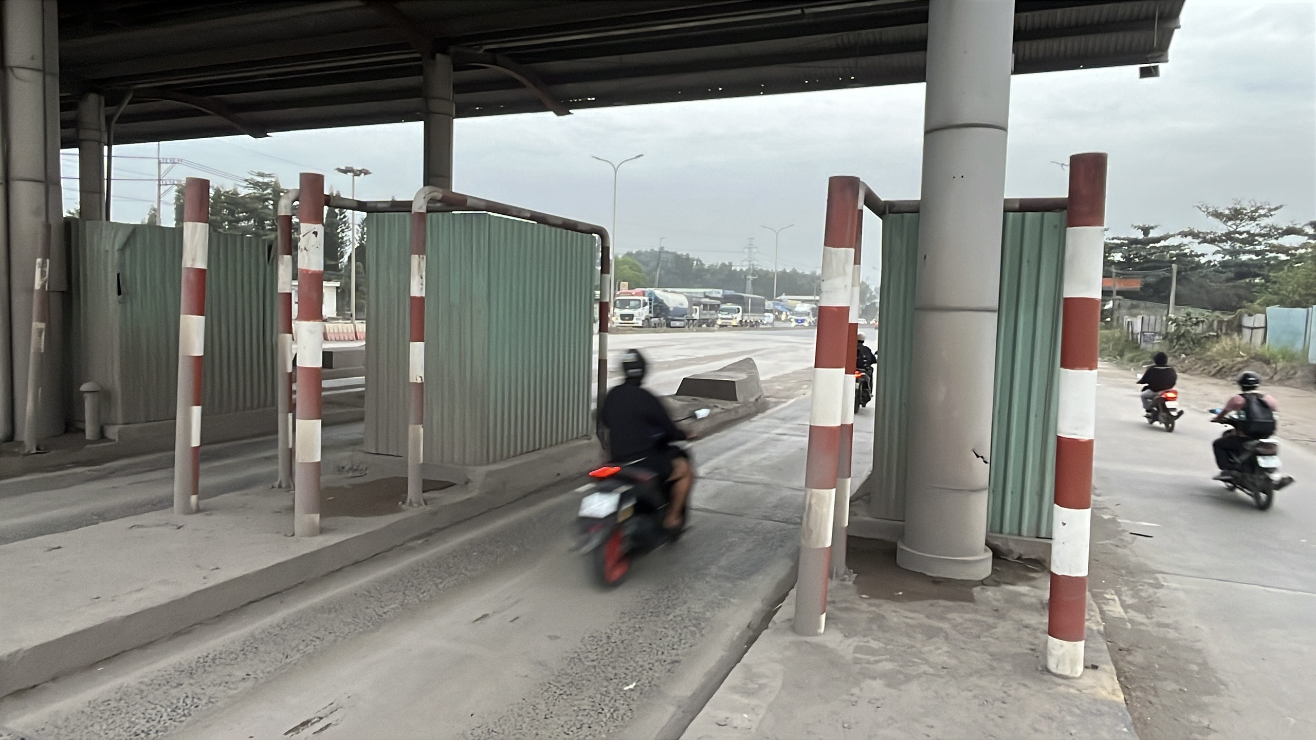 CLIP 3 trạm thu phí bỏ hoang như những 'lô cốt' án ngữ trên Quốc lộ 1,51 kết nối Đồng Nai với TPHCM - Ảnh 16.